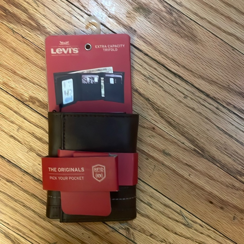 Levi’s wallet new